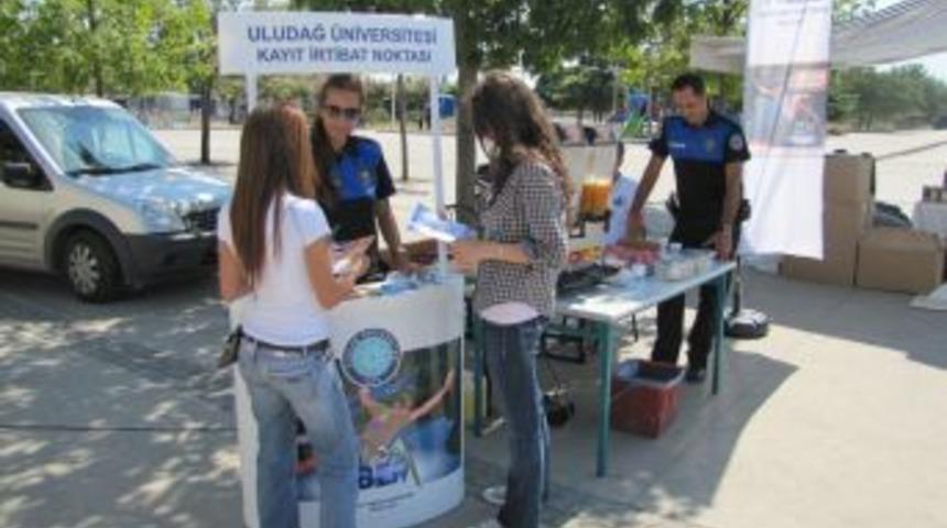 Polis, &Uuml;niversiteye Kayıt Yaptıranlara Meyve Suyu Ikram Edip, G&uuml;venliği Anlattı