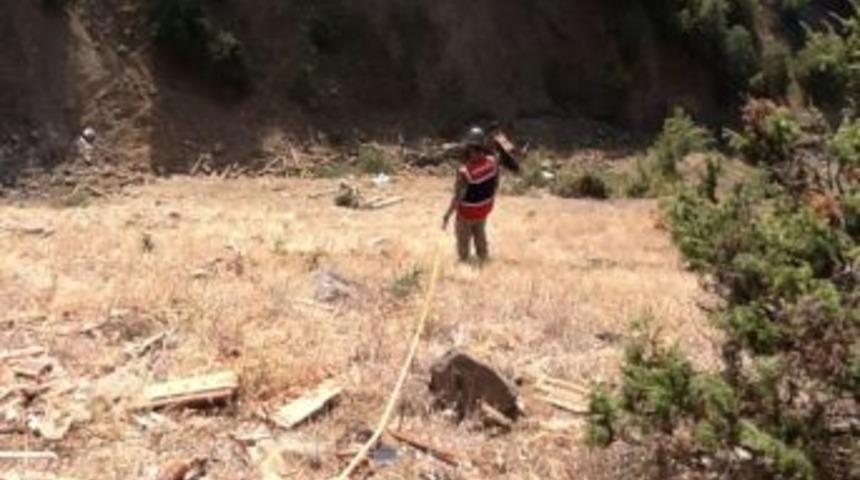 Kereste Y&uuml;kl&uuml; Kamyon U&ccedil;uruma Yuvarlandı: 1 &Ouml;l&uuml;