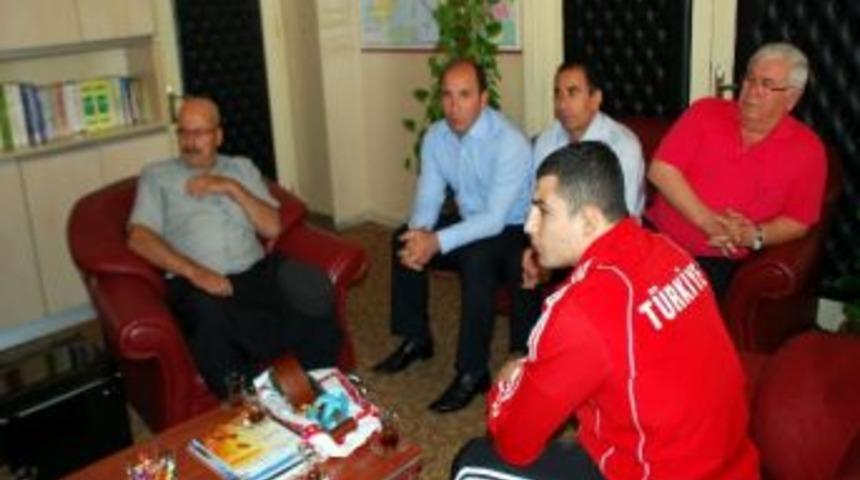 D&uuml;nya Şampiyonundan Başkan Vekili G&ouml;ksel&rsquo;e Ziyaret