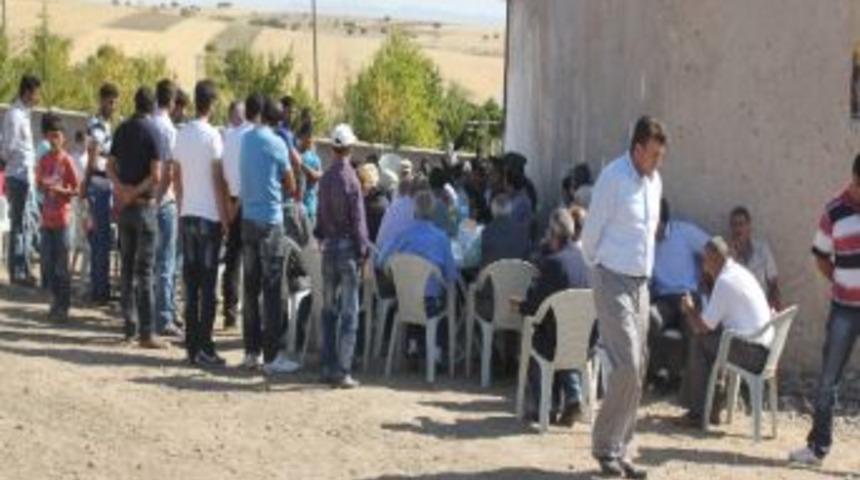 Aksaray'da Acılı Bekleyiş S&uuml;r&uuml;yor