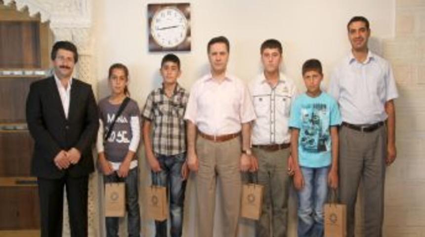 Mardin Valisi'nden Başarılı &Ouml;ğrencilere &Ouml;d&uuml;l