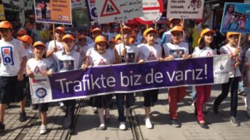 Minik &Ouml;ğrencilerden S&uuml;r&uuml;c&uuml;lere Uyarı: Trafikte Biz De Varız