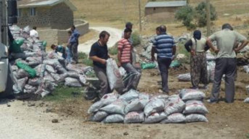 Van&rsquo;da Muhta&ccedil; Ailelere K&ouml;m&uuml;r Yardımının Dağıtımı S&uuml;r&uuml;yor