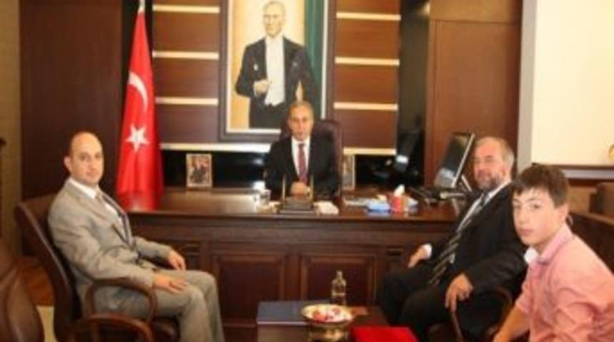 Sakarya Valisi Mustafa B&uuml;y&uuml;k&rsquo;ten Sosyal Hizmet Ve Yardıma Muhta&ccedil;lar Derneği Başkanı Nemci İbil&rsquo;e Plaket