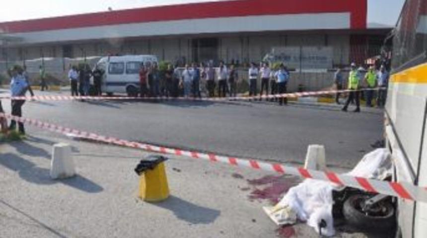 Manisa'da Motosiklet Midib&uuml;se &Ccedil;arptı: 1 &Ouml;l&uuml; 1 Yaralı
