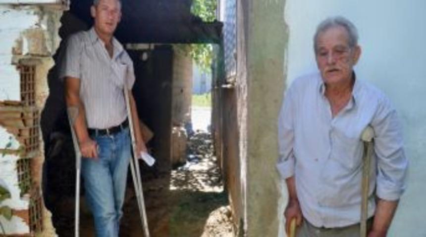 S&ouml;ke&rsquo;de 25 Yıllık Kapıları Duvarla Kapatılan Engelli Aile Mahsur Kaldı
