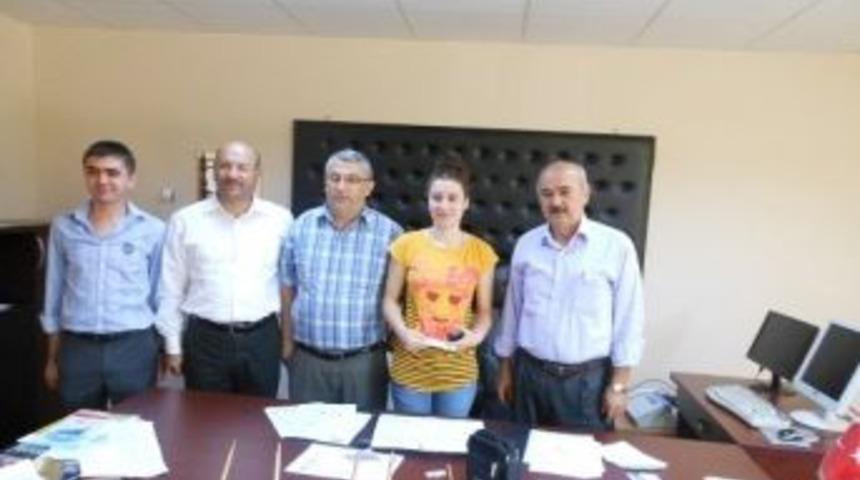 &Ccedil;aycuma&rsquo;da &Uuml;niversite Sınavlarında Başarılı Olan &Ouml;ğrencilere Hediyeler Verildi