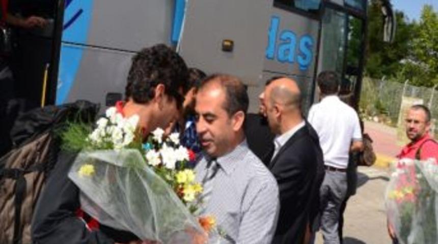 Bronz Madalyalı Goalballcılar &Ccedil;i&ccedil;eklerle Karşılandı