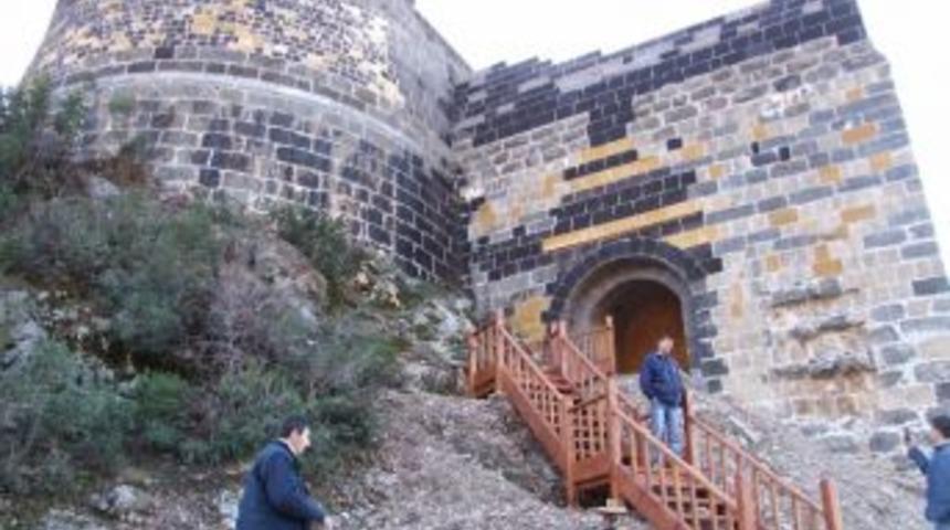 D&uuml;zi&ccedil;i&rsquo;ndeki Tarihi Kaleye Ulaşım Kolaylığı