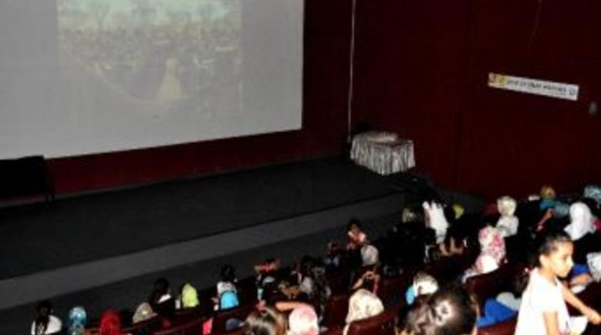 Minik &Ouml;ğrencilerin Sinema Keyfi