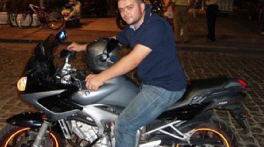 Motosiklet midib&uuml;se &ccedil;arptı: 1 &ouml;l&uuml;, 1 yaralı