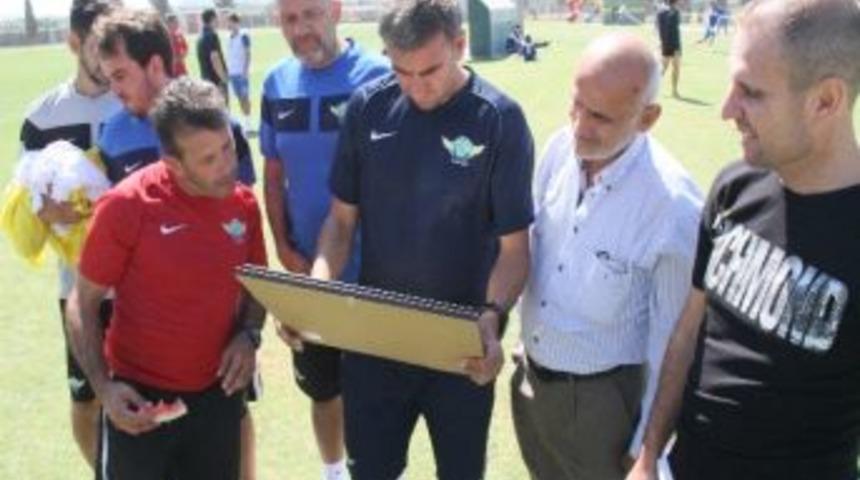 Hamzaoğlu&rsquo;ndan 'ta&ccedil;sız Kral'a &Ouml;vg&uuml;ler