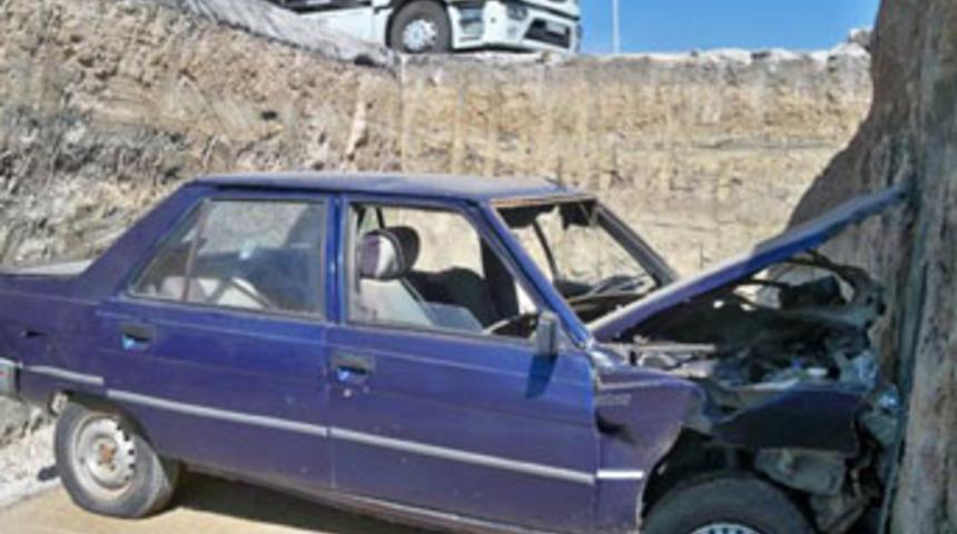 Otomobiliyle &ccedil;ukura d&uuml;şt&uuml;