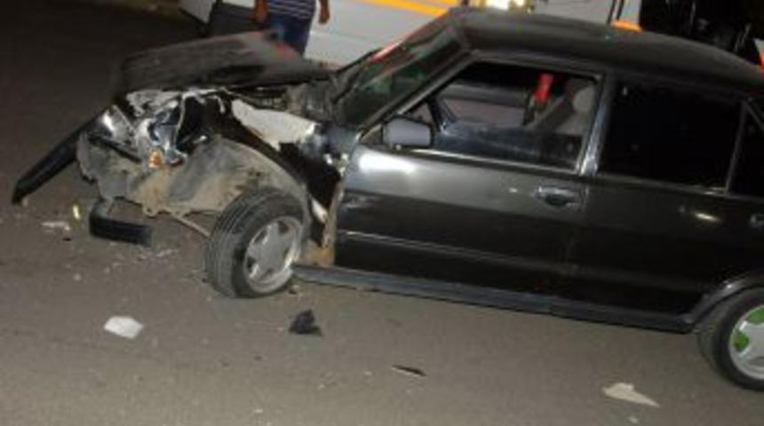 Alkoll&uuml; S&uuml;r&uuml;c&uuml; Başka Bir Alkoll&uuml; S&uuml;r&uuml;c&uuml;ye &Ccedil;arptı: 2 Yaralı