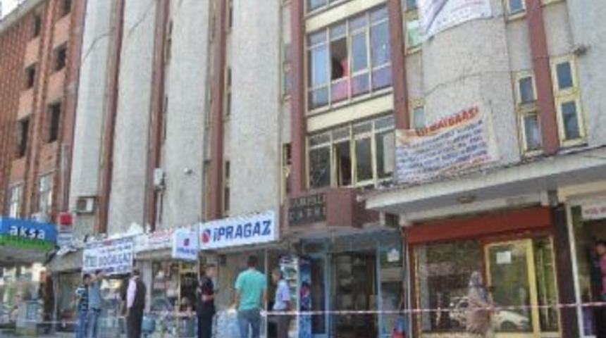 Rampalı &Ccedil;arşıda &Ccedil;atlayan Duvarlar Tehlike Sa&ccedil;ıyor