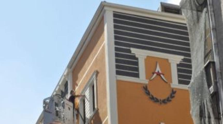 Otelin &Ccedil;atı Katında &Ccedil;ıkan Yangın Korkuttu