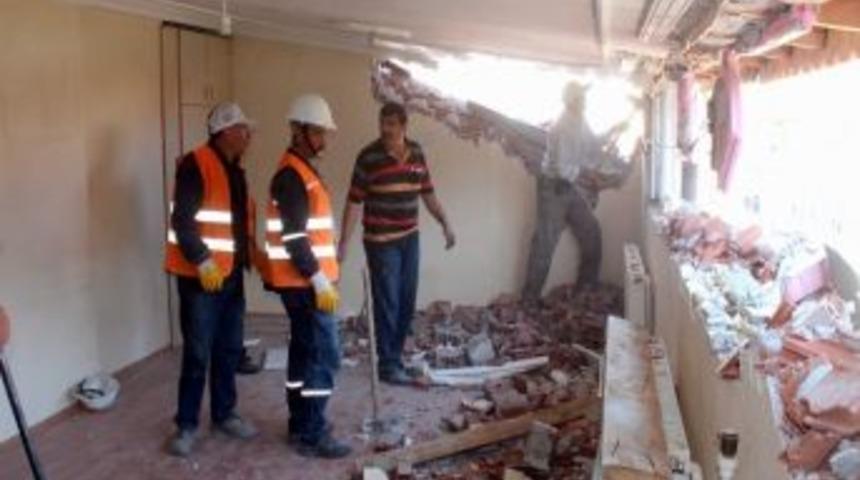 İmara Aykırı Yapılar Belediye Tarafından Yıkılıyor