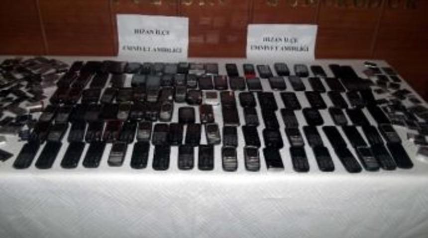 Hizan&rsquo;da 114 Adet Ka&ccedil;ak Cep Telefonu Ele Ge&ccedil;irildi