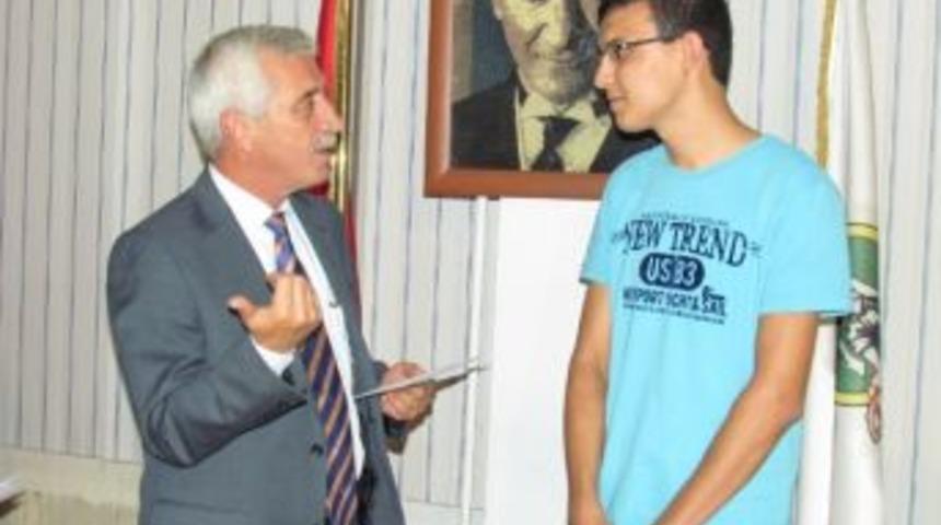 &Ouml;demiş Belediyesi Başarılı &Ouml;ğrencileri &Ouml;d&uuml;llendirdi