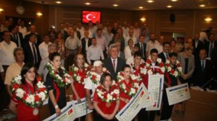 Kocaeli B&uuml;y&uuml;kşehir Belediyesi, Olimpiyat Sporcularını &Ouml;d&uuml;llendirdi