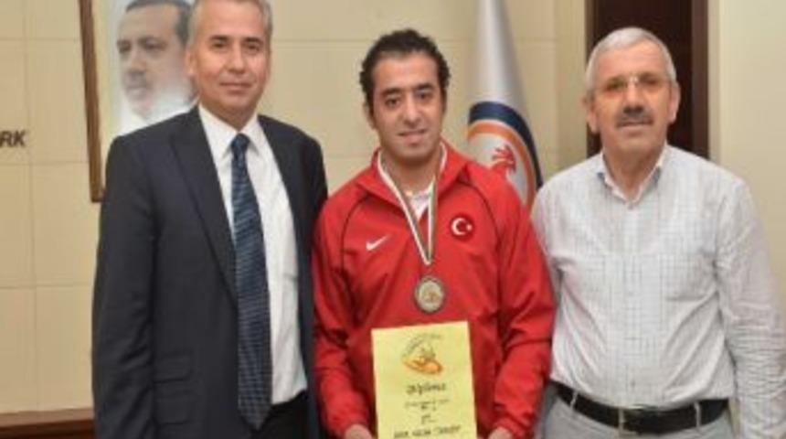 D&uuml;nya İkincisi G&uuml;reş&ccedil;iden Başkan Zolan&rsquo;a Ziyaret