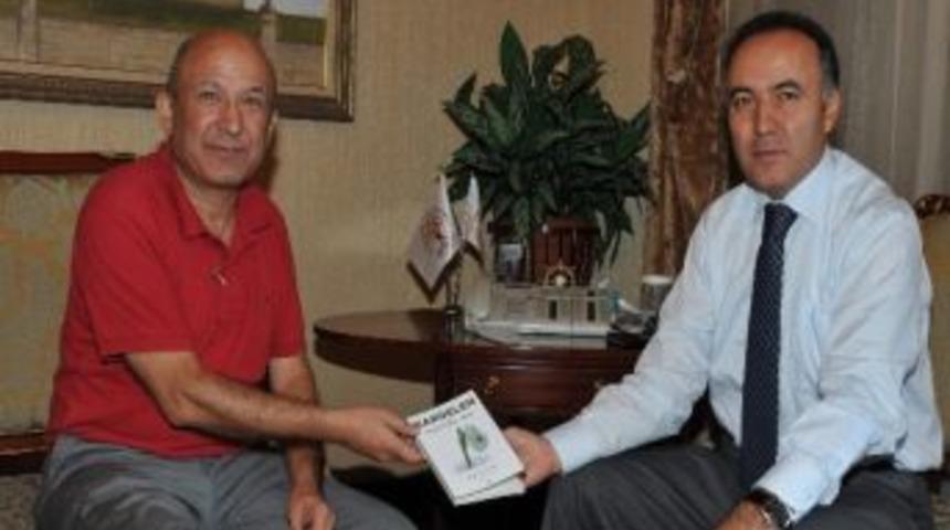 Gazeteci Ecevit Vali Altıparmak&rsquo;a Kitabını Hediye Etti