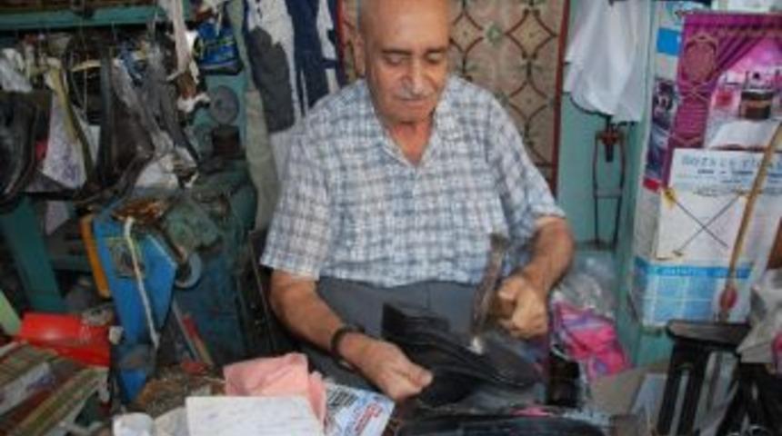 Bakmayın Ayakkabı Tamiri Yaptığına, O Bir Milyarder