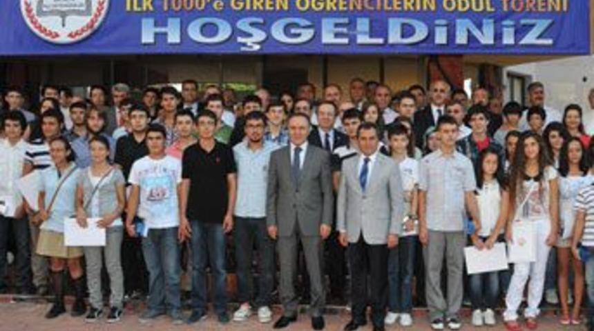 Başarılı &ouml;ğrenciler &ouml;d&uuml;llendirildi