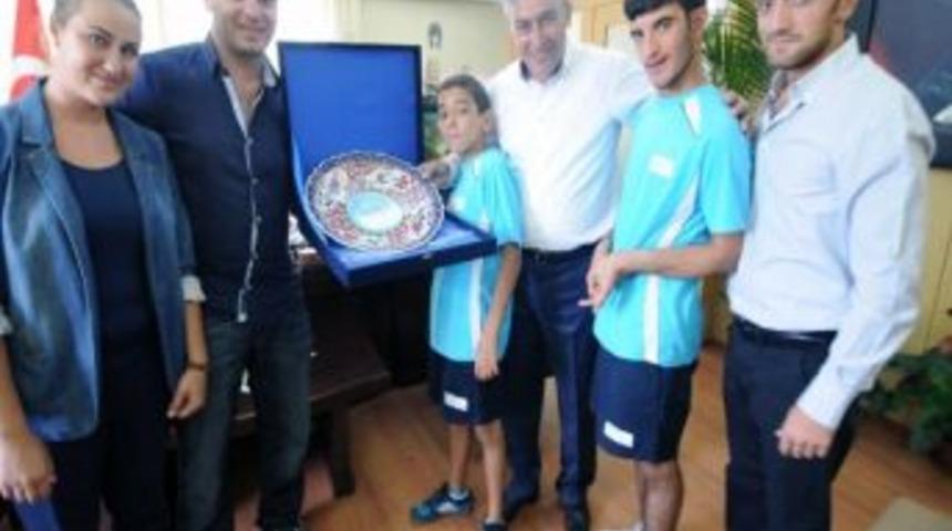 Ege Otizm Gen&ccedil;lik Kul&uuml;b&uuml;'nden Başkan İnce&rsquo;ye Ziyaret