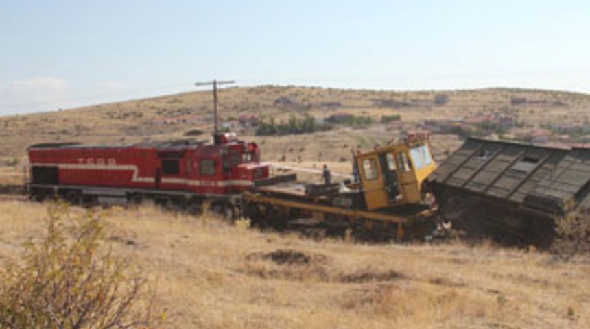 &Ccedil;ankırı'da tren kazası; 2 &ouml;l&uuml;
