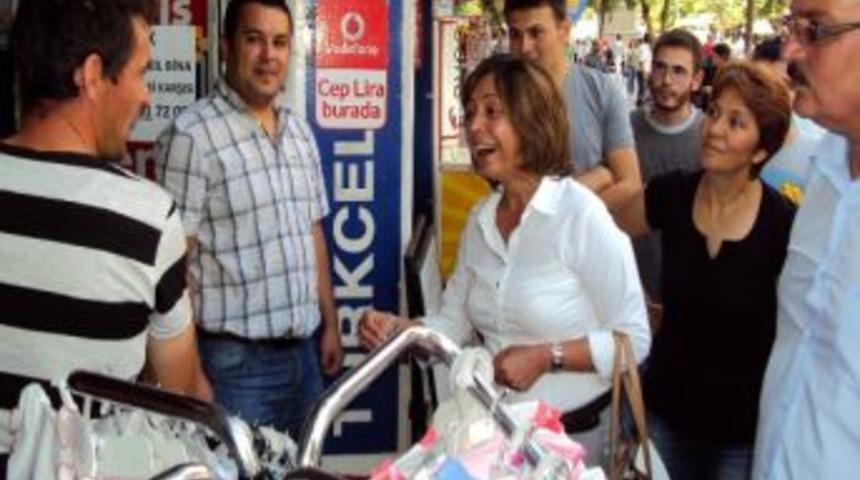 Chp Milletvekili Dilek Akag&uuml;n Yılmaz &Ccedil;arşı Esnafını Gezdi