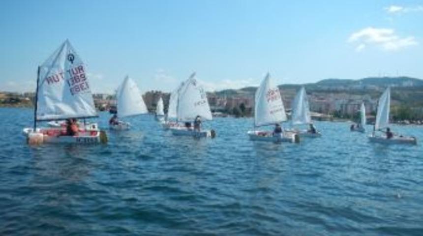 Yelkenler Boğazda S&uuml;z&uuml;l&uuml;yor