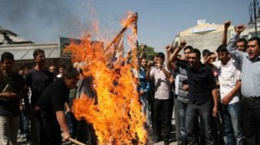 Amerika Ve İsrail Bayrağı Yakıldı