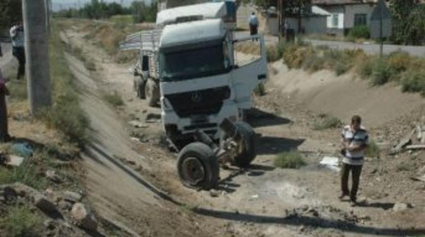 Tren, Kamyona &Ccedil;arptı: 4 Yaralı