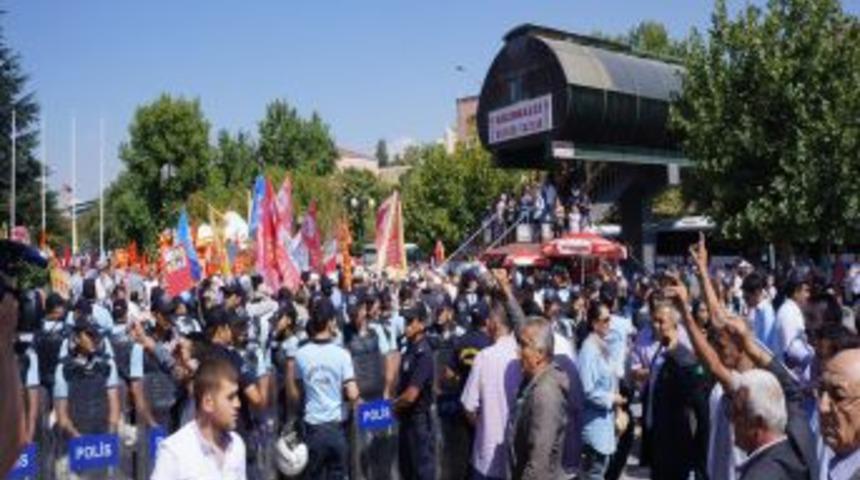 12 Eyl&uuml;l Davasının G&ouml;r&uuml;ld&uuml;ğ&uuml; Ankara Adliyesi &Ouml;n&uuml;nde Gerginlik