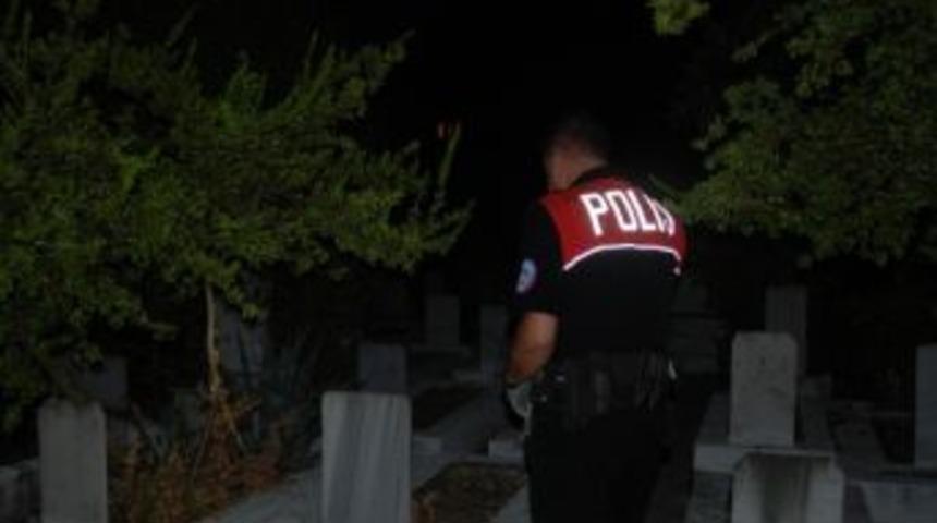 Bu Polis Ve Akut Ekipleri Boş Mezarlarda Ne Arıyor