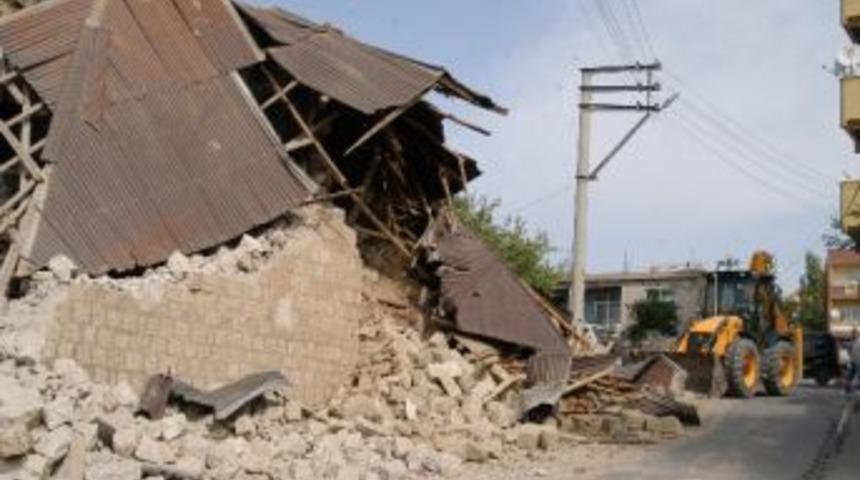 Ergani&rsquo;de Metruk Binalar Yıkılıyor
