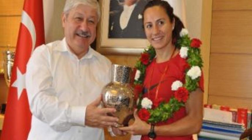 Antalya Caddelerinden Birine Aslı &Ccedil;akır&rsquo;ın İsmi Verilecek