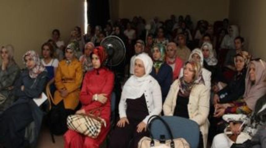 Aile İ&ccedil;i Etkili İletişimin Yolları Anlatıldı