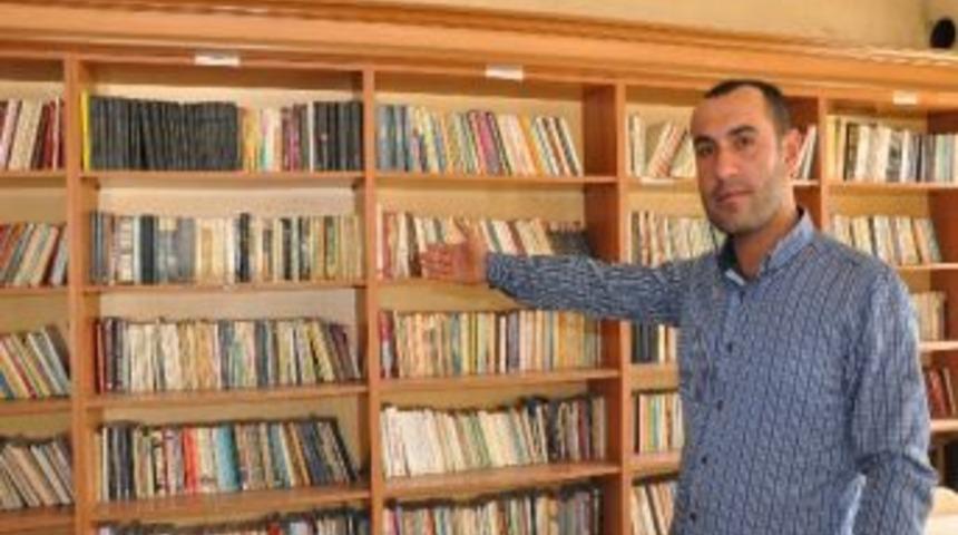 Depremzede K&uuml;t&uuml;phane 1 Yıldır Kapalı