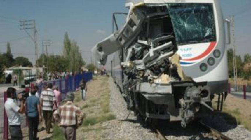 Hızlandırılmış Tren Kamyona &Ccedil;arptı: 4 Yaralı