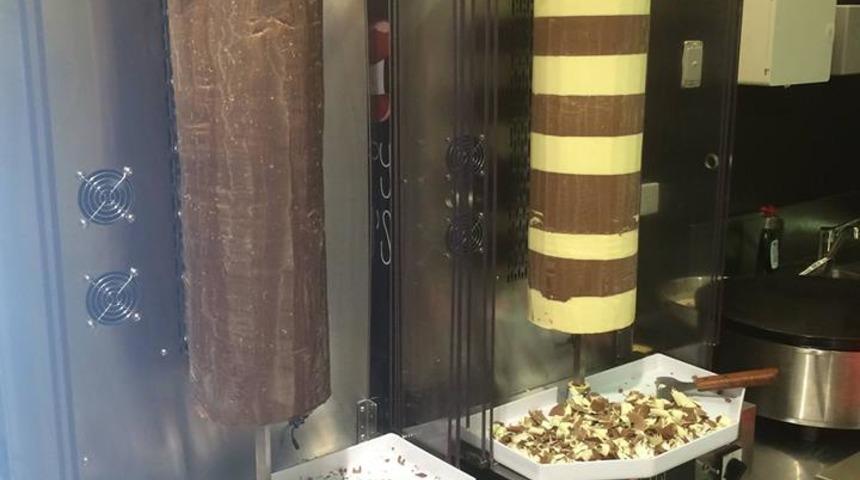 Bir çikolata kebap çeeeek! Dünyanın bir ucunda çikolatalı döner çılgınlığı yaşanıyor
