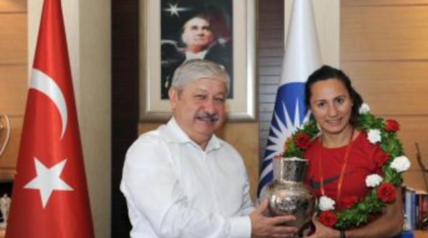 Olimpiyat Şampiyonu Alptekin'in Adı Antalya&rsquo;da Bir Caddeye Verilecek