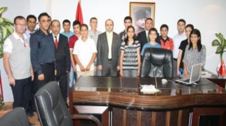 Kaymakam Başarılı &Ouml;ğrencileri &Ouml;d&uuml;llendirdi