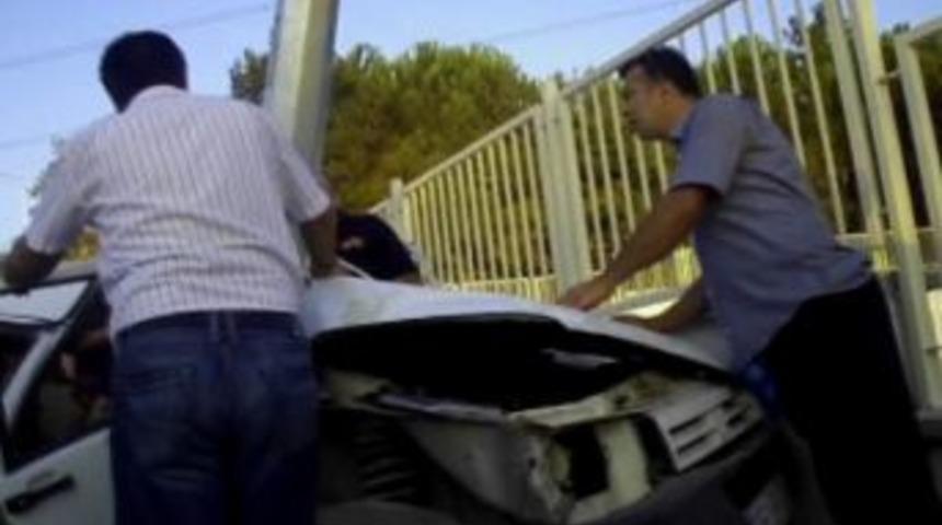 Elektrik Direğine &Ccedil;arpan Ara&ccedil;ta Can Pazarı