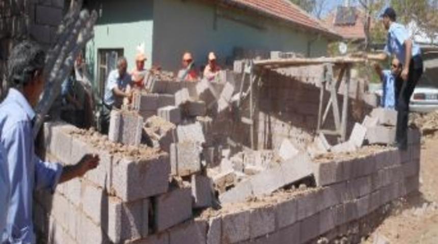 Aksaray'da Ka&ccedil;ak Yapılar Yıkılıyor