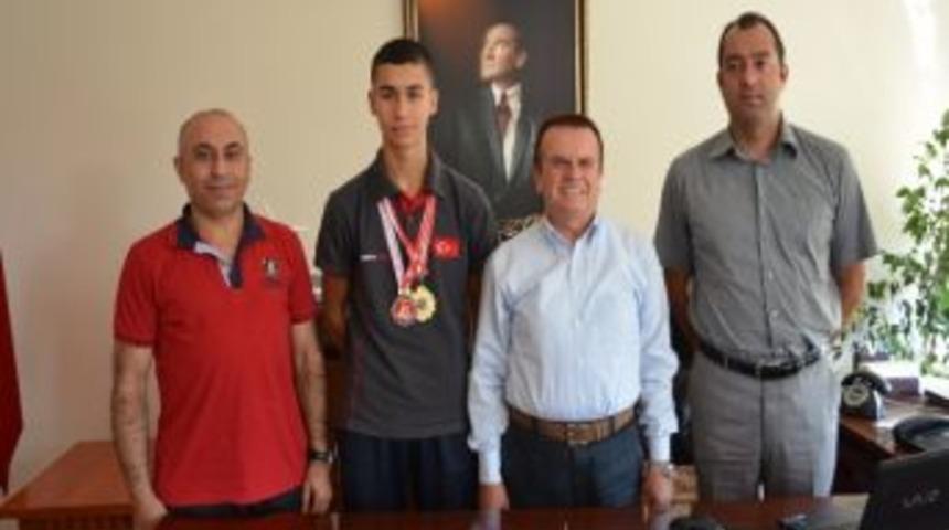 S&ouml;ke&rsquo;nin Milli Karatecisi G&ouml;rkem Ka&ccedil;ar&rsquo;dan Kaymakamlık Ziyareti