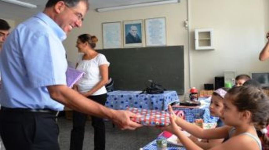 Belediye Başkanı Civelek &Ouml;ğrencilere Kırtasiye Malzemesi Dağıttı