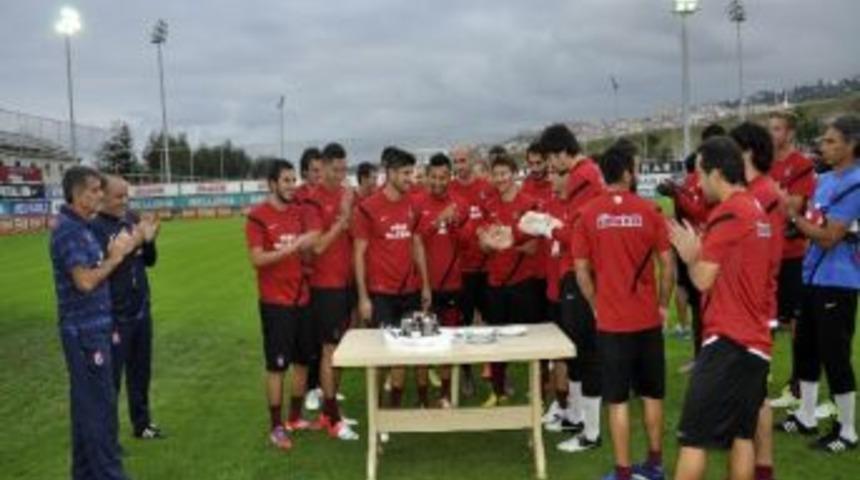 Trabzonspor&rsquo;da Barış &Ouml;zbek&rsquo;e 26. Yaş G&uuml;n&uuml; Pastası