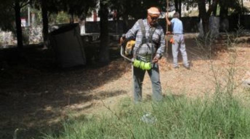 Urla Belediyesi Okulları Temizletti